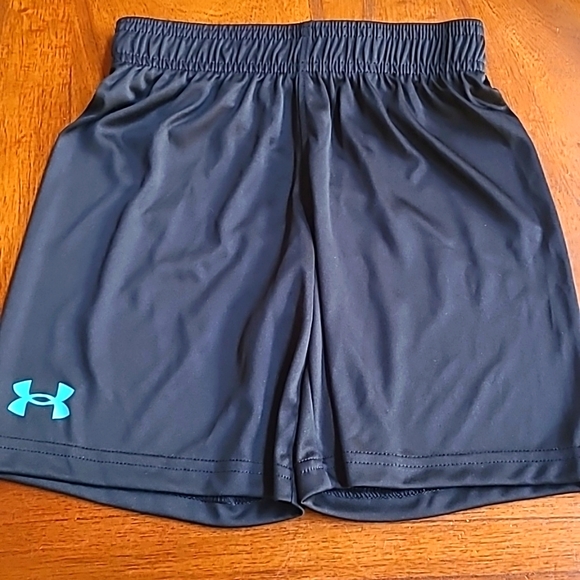 *SOLD* Under Armour kids short sz 6 - Picture 1 of 11